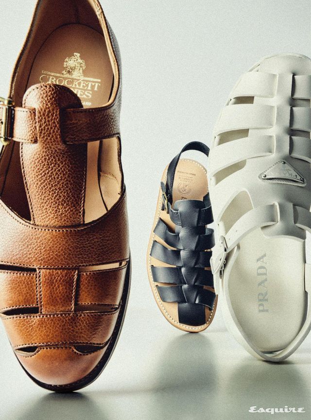 (왼쪽부터) 카프스킨 다크 브라운 피셔맨 샌들 89만9000원 크로켓앤존스 by 유니페어. 풀 그레인 레더 피셔맨 샌들 31만8000원 라 보떼 가르디안 by 팔러. 화이트 피셔맨 샌들 가격 미정 프라다.