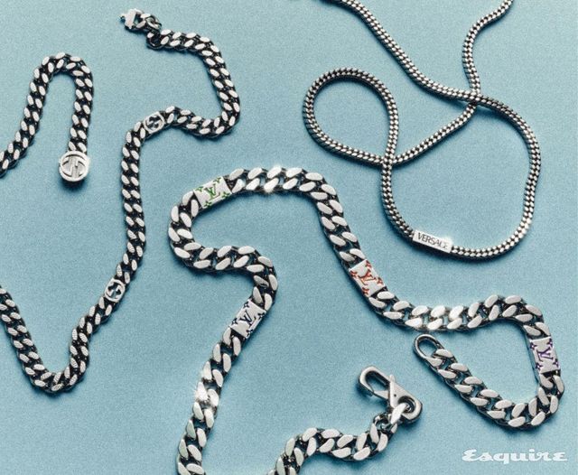 (왼쪽부터) G 로고 체인 네크리스 가격 미정 구찌. 모노그램 체인 네크리스 가격 미정 루이 비통. 체인 네크리스 86만원 베르사체.