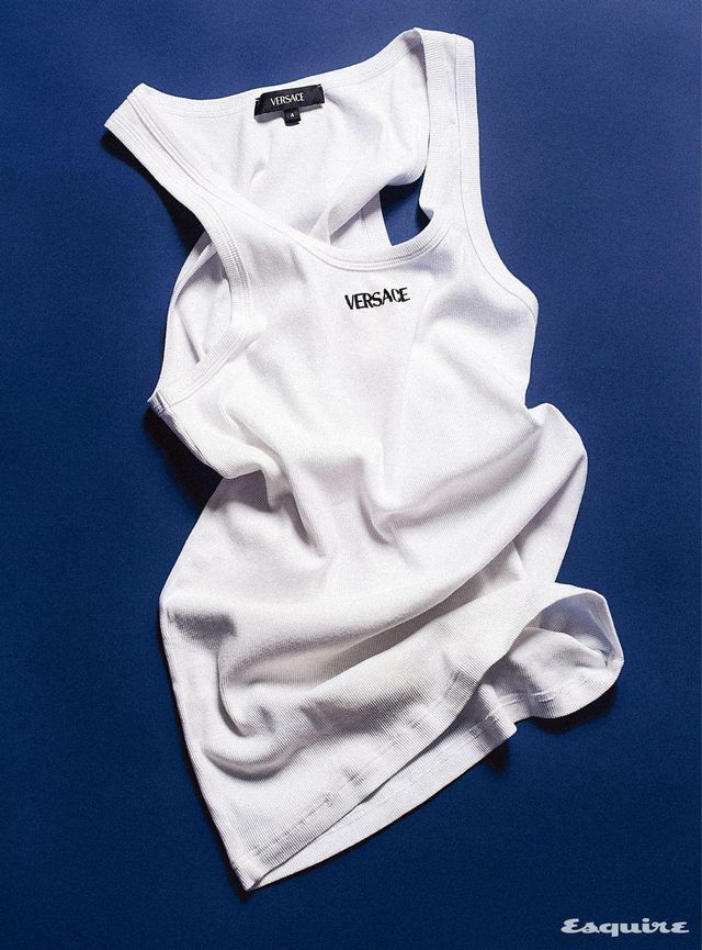 로고 디테일 화이트 탱크톱 27만원 베르사체. 