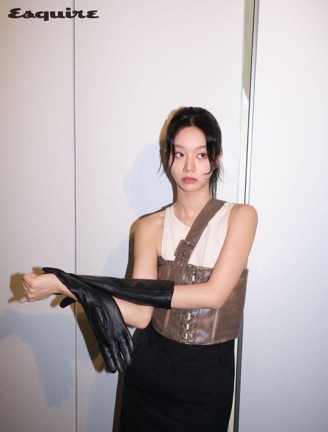 슬리브리스 톱, 레더 코르셋, 롱스커트 모두 아크네 스튜디오. 레더 글러브 스타일리스트 소장품. 