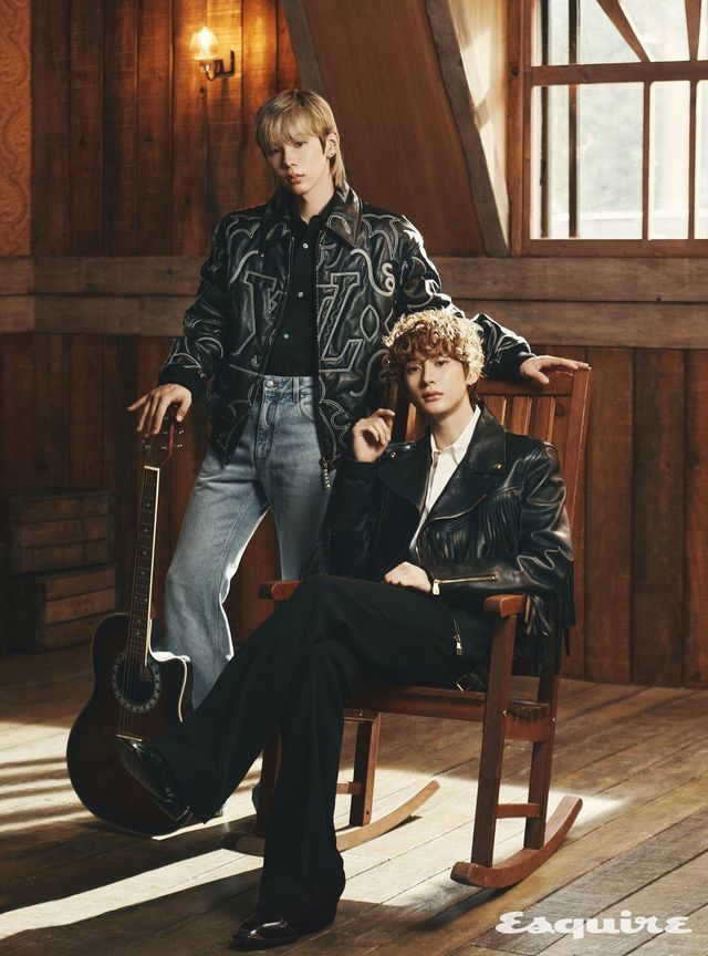 (쇼타로) 아라베스크 보머 블루종, 셔츠, 데님 팬츠 모두 루이 비통. (앤톤) 레더 프린지 재킷, 셔츠, 플레어 팬츠, 로데오 슈즈 모두 루이 비통.