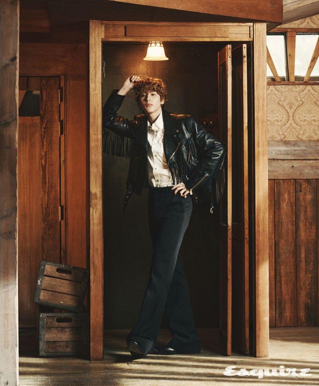 레더 프린지 재킷, 셔츠, 플레어 팬츠, 로데오 슈즈 모두 루이 비통.