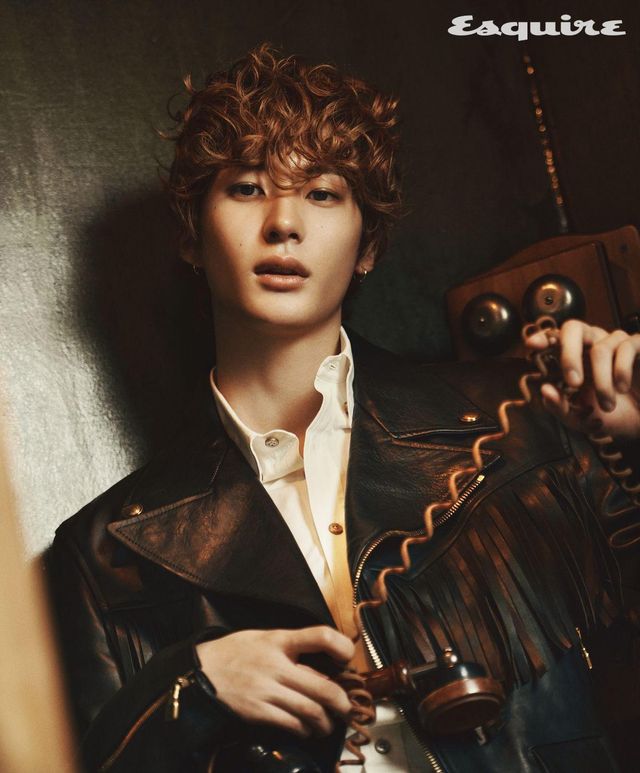 레더 프린지 재킷, 셔츠 모두 루이 비통.