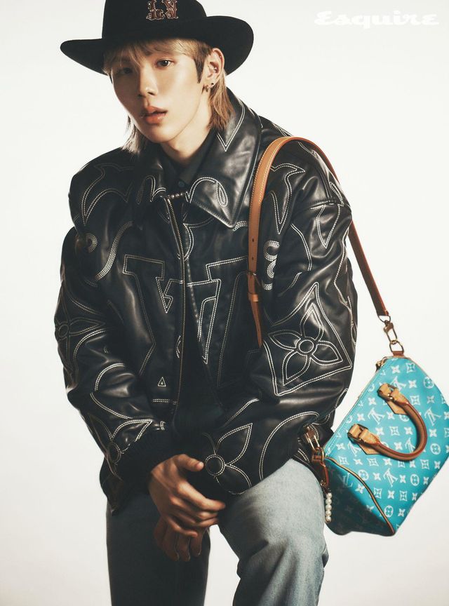 아라베스크 보머 블루종, 셔츠, 데님 팬츠, 웨스턴 페도라, 스피디 P9 25 백 모두 루이 비통.