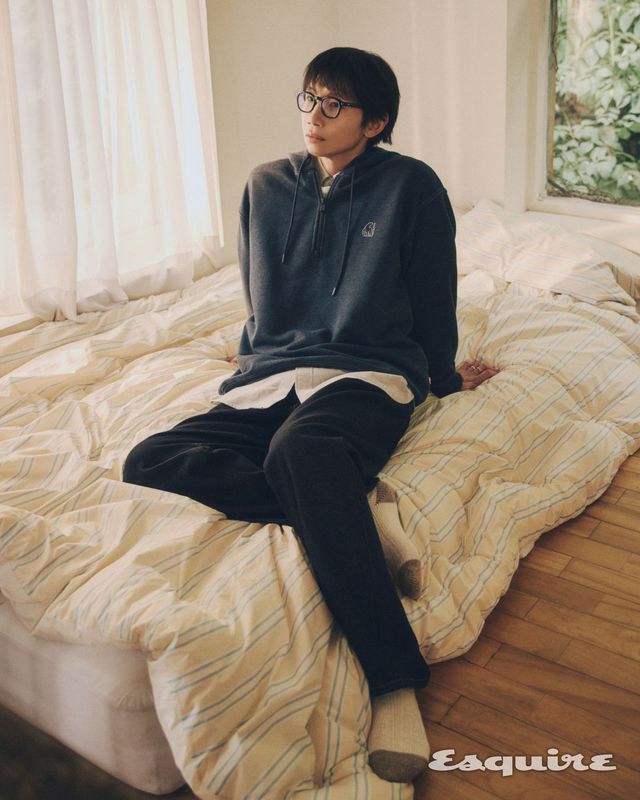 데님 라이크 후디 티셔츠 13만9000원, 옥스퍼드 스트라이프 셔츠 14만9000원, 데님 팬츠 17만9000원, 케이블 하이삭스 1만9000원 모두 노르디스크.