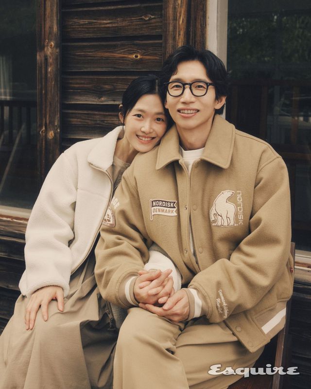 (하시시박) 유틸리티 플리스 재킷 21만9000원, 롱 슬리브 스트링 원피스 21만9000원 모두 노르디스크. (봉태규) 캠프 바시티 재킷 39만9000원, 오트밀 기모 스웨트셔츠 13만9000원, 베이지 스트레이트 팬츠 16만9000원 모두 노르디스크.