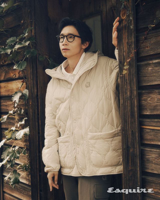 알페임 퀼팅 후디 재킷 25만9000원, 하프 집업 스웨트셔츠 12만9000원, 밴딩 카고 팬츠 17만9000원 모두 노르디스크.