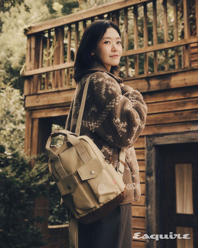 노르딕 패턴 플리스 재킷 23만9000원, 브라운 기모 팬츠 17만9000원, 미니 백팩 13만9000원 모두 노르디스크.