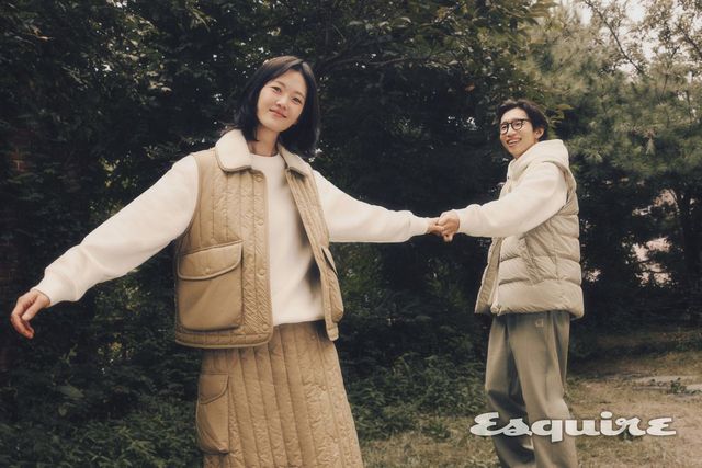 (하시시박) 퀼팅 베스트 19만9000원, 폴라베어 스웨트셔츠 9만9000원, 퀼팅 스커트 19만9000원 모두 노르디스크. (봉태규) 크리스털 다운 경량 베스트 17만9000원, 오프화이트 후디 티셔츠 15만9000원, 그레이 베이식 팬츠 14만9000원 모두 노르디스크.