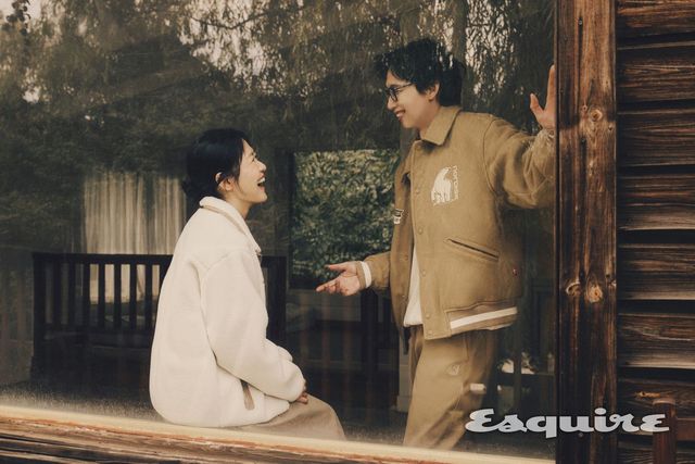 (하시시박) 유틸리티 플리스 재킷 21만9000원, 롱 슬리브 스트링 원피스 21만9000원 모두 노르디스크. (봉태규) 캠프 바시티 재킷 39만9000원, 오트밀 기모 스웨트셔츠 13만9000원, 베이지 스트레이트 팬츠 16만9000원 모두 노르디스크.