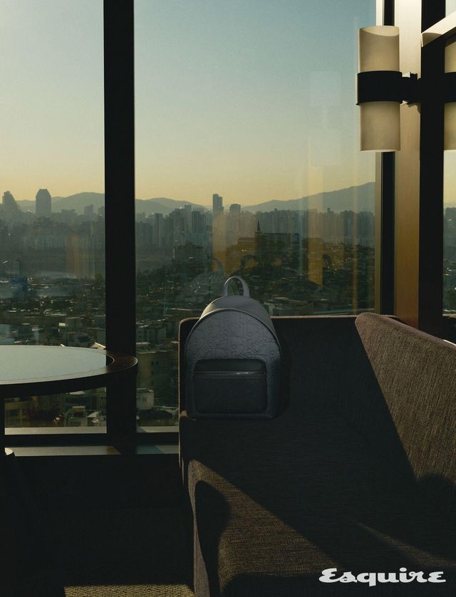 블랙 & 그레이 그러데이션 라이더 2.0 지퍼 백팩 가격 미정 디올 맨. 