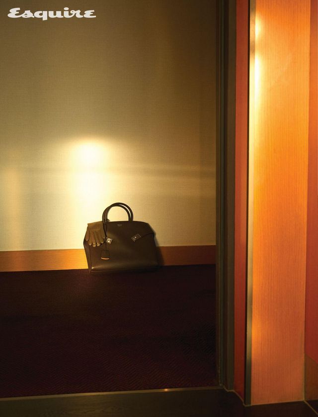 브라운 허그 토트백, 올리브 그린 나파 레더 글러브 모두 가격 미정 페라가모. 