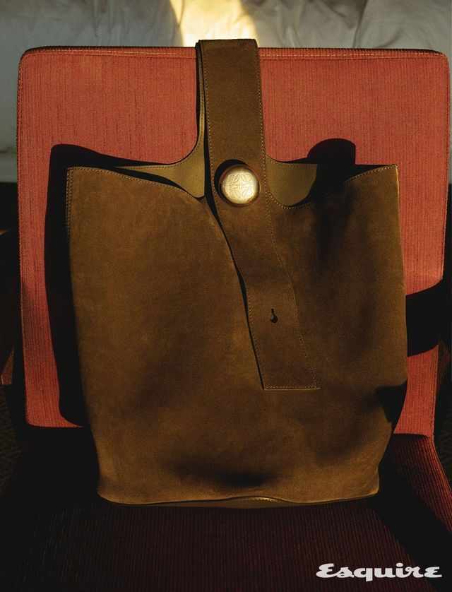 스웨이드 카프스킨 라지 페블 버킷 백 410만원 로에베. 