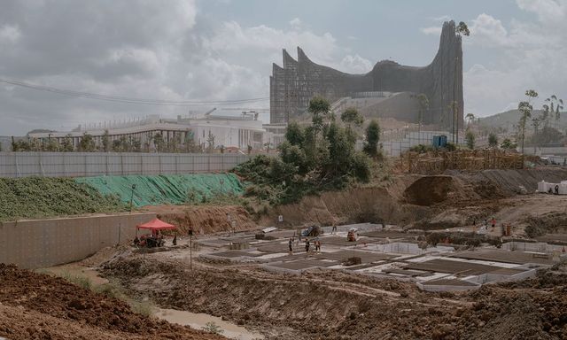 인구 과밀로 여러 폐해를 겪고 있는 자카르타의 문제를 해결하기 위해 조코 위도도 대통령은 인도네시아의 새로운 행정수도로 누산타라를 지정했다. 가장 뒤에 어렴풋이 보이는 건물이 새롭게 지어지는 대통령궁의 모습이다