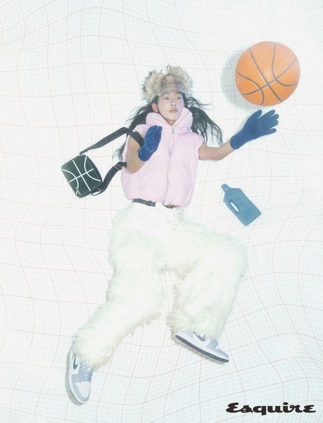 베스트 165만원 캐나다구스. 페더 팬츠 가격 미정 엔초비. 이너 쇼츠 가격 미정 코치. 에어 조던 1 미드 스니커즈 15만9000원 나이키. 퍼 캡 가격 미정 오픈 YY. 글러브 가격 미정 자크뮈스. 백 136만원 오프화이트. 데님 보틀 오브제 48만원 39etc.