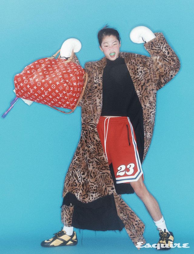 코트, 터틀넥 톱, 이어커프 모두 가격 미정 발렌시아가. 메시 쇼츠 26만4000원 엔초비. 트레이너 슈즈 79만원 베르사체. 스피디 P9 50 백 가격 미정 루이 비통. 타올 3만2500원 테클라.