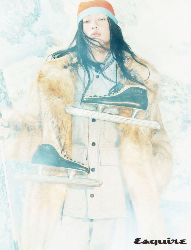 퍼 코트 92만8000원 렉토. 셔츠 재킷 480만원, 스웨트셔츠 가격 미정, 스키 팬츠 263만원 모두 몽클레르 그레노블. 두건으로 연출한 실크 스카프 가격 미정 에르메스.