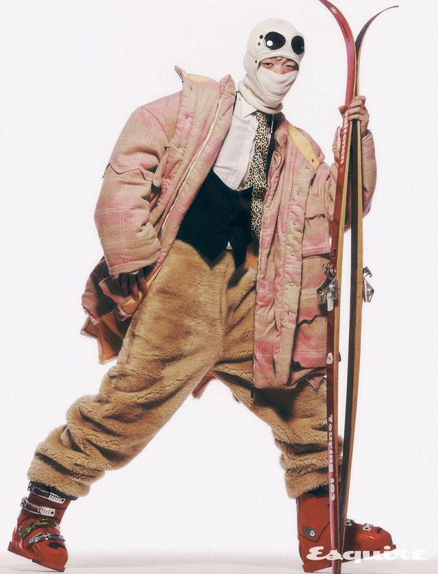 보머 재킷 253만원 PDF by 지스트리트 옴므 494. 싱글브레스티드 베스트 가격 미정 돌체앤가바나. 셔츠 가격 미정 톰브라운. 시어링 팬츠 가격 미정 로로피아나. 고글 발라클라바 35만5000원 C.P. 컴퍼니. 스키 부츠, 타이 모두 에디터 소장품.