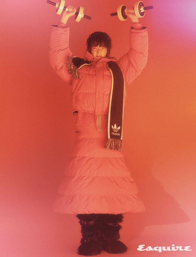 푸퍼 재킷, 스커트 모두 가격 미정 발렌시아가. 립스톱 재킷 16만9000원 까웨. 시어링 부츠 252만원 베르사체. 풋볼 스카프 4만3000원 아디다스 오리지널.