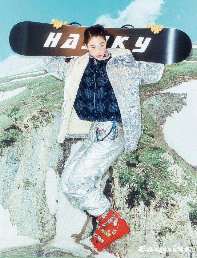 패딩 재킷 456만원 스톤아일랜드. 체크 플리스 재킷 가격 미정 루이 비통. 스키 팬츠 152만원 MCM. 글러브 18만8000원 헤스트라. 레더 & 메탈 체인 가격 미정 프라다. 스키 부츠 에디터 소장품.