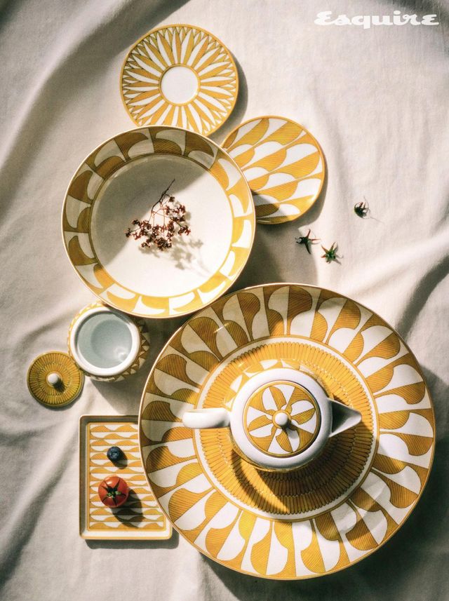 소서, 브레드 앤 버터 플레이트, 스몰 샐러드 볼, 슈거 볼, 스몰 트레이, 라지 라운드 딥 플래터, 티포트 모두 에르메스 솔레이 데르메스.