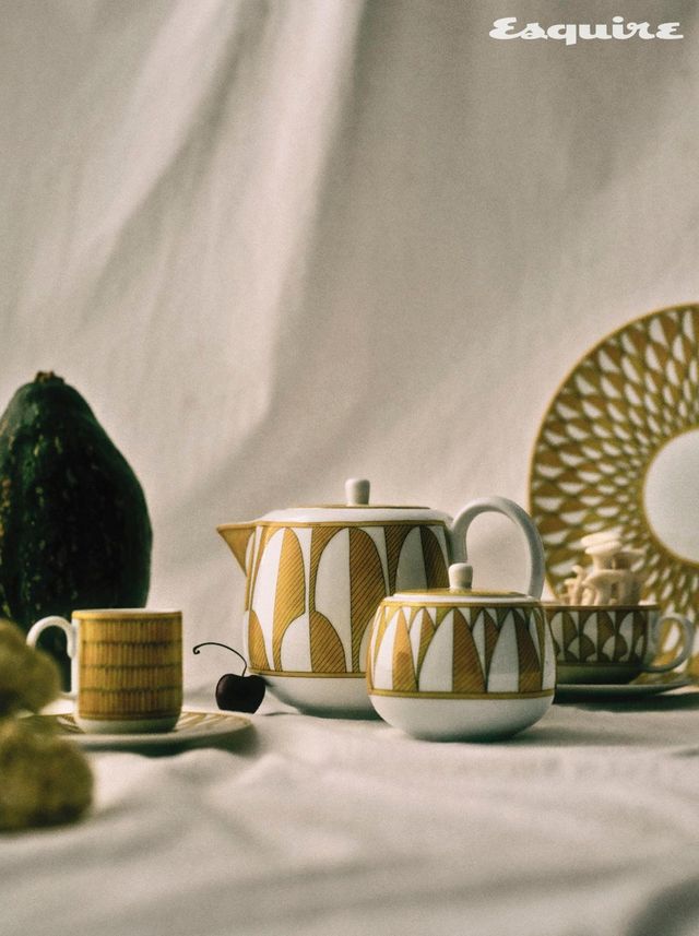 커피 컵 앤 소서, 티포트, 슈거 볼, 브렉퍼스트 컵 앤 소서, 디너 플레이트 모두 에르메스 솔레이 데르메스.