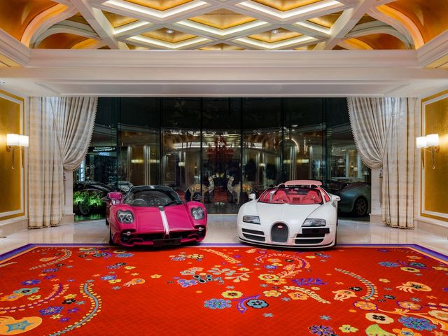 파가니 유토피아 쿠페와 부가티 베이론 그랜드 스포트 비테세 크리스털 에디션.