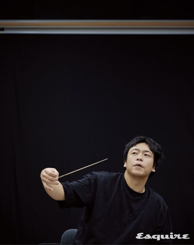 리허설 중인 경기필하모닉 오케스트라의 예술감독(상임 지휘자) 김선욱의 모습. 