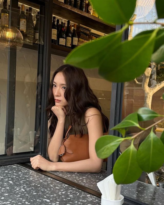 깜짝 커버 곡을 공개한 '크리스탈'/ 인스타그램 @vousmevoyez