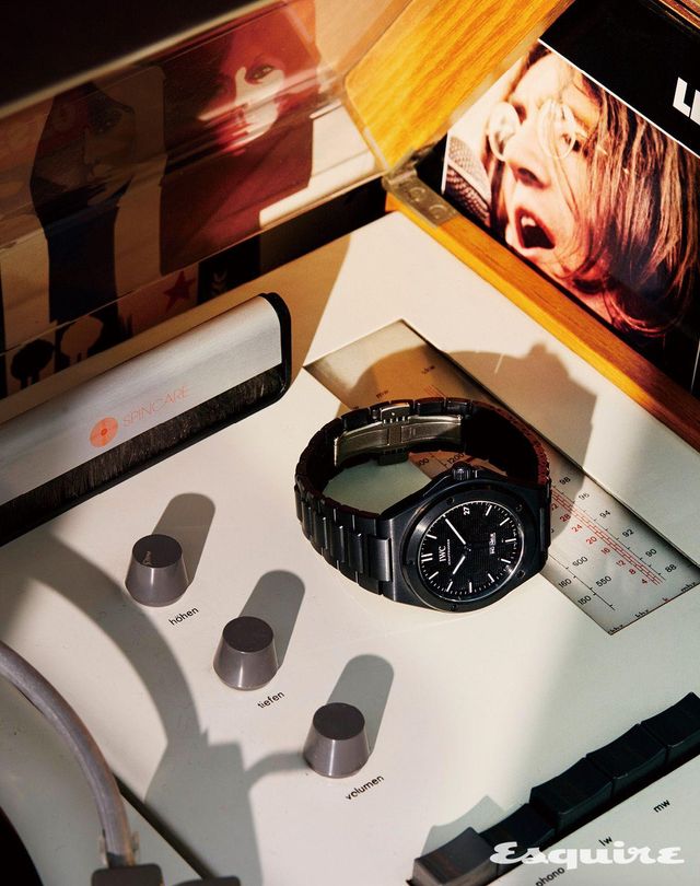 케이스와 브레이슬릿을 모두 블랙 세라믹으로 제작한 인제니어 오토매틱 42 IWC.