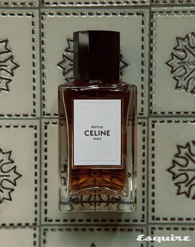우아한 시더 향으로 시작해 페퍼, 가죽과 파우더리한 머스크가 어우러진 렙틸 오 드 퍼퓸 200mL/가격 미정 셀린느.