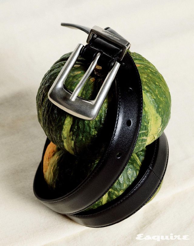 스무드 레더 벨트 가격 미정 생 로랑 by 안토니 바카렐로. 