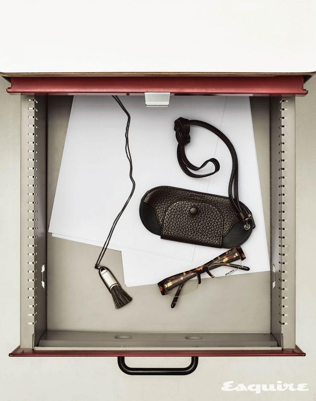 벨 안경 홀더, 브러시 네크리스 가격 미정 르메르. 톨토이즈 보네뜨 안경 가격 미정 미우미우.