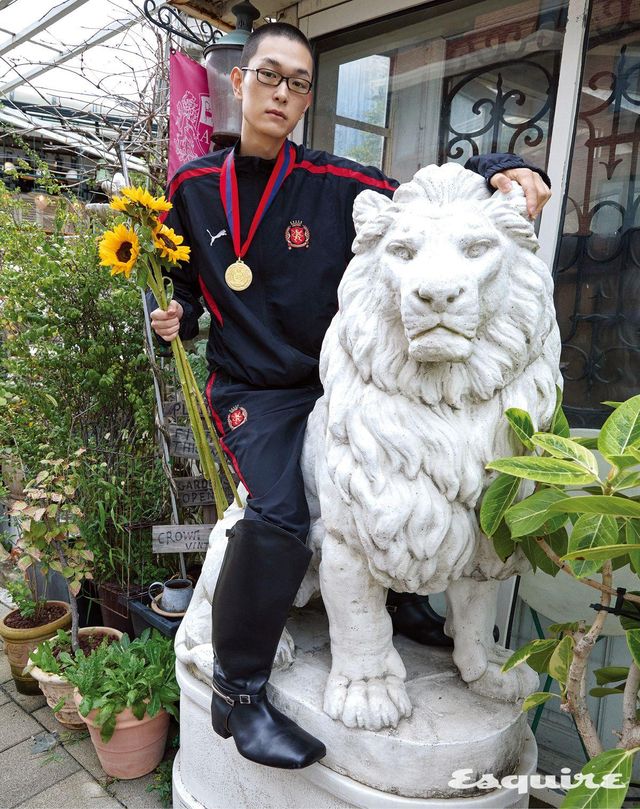 푸마 트랙슈트 재킷, 푸마 트랙슈트 팬츠, 메달 네크리스, 부츠 모두 가격 미정 발렌시아가. 안경 에디터 소장품. 