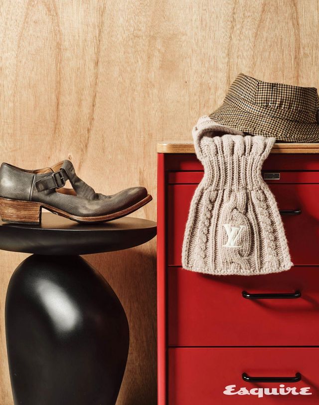 웨스턴 무드에서 영감을 받아 빈티지한 매력을 살린 앤티크 레더 버클 슈즈 가격 미정 프라다. 버킷 해트 가격 미정 메종 마르지엘라. 온리 LV 미니 케이블 스카프 가격 미정 루이 비통.