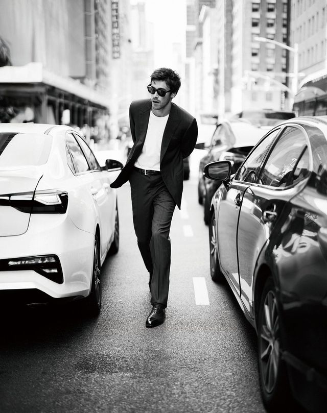 슈트 카날리. 티셔츠 유니클로. 슈즈 크로켓앤존스. 선글라스 레이밴. 벨트 스컬리앤스컬리.