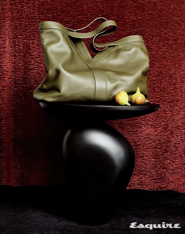 스무드 레더 Y 자이언트 토트백 가격 미정 생 로랑 by 안토니 바카렐로. 