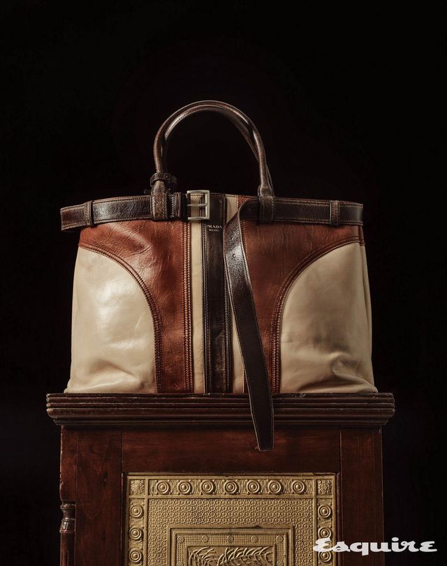 주름과 마모, 빛바랜 듯한 질감을 표현한 레더 벨트 백 가격 미정 프라다.