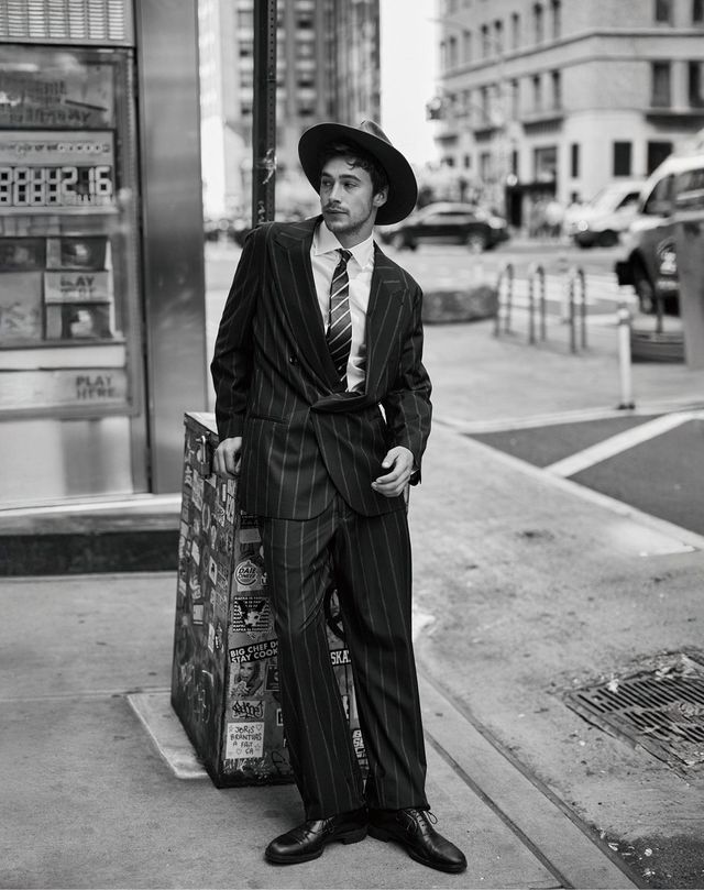 슈트, 셔츠, 타이 모두 조르지오 아르마니. 슈즈 산토니. 해트 워스앤워스 by 올랜도 팔라시오스.