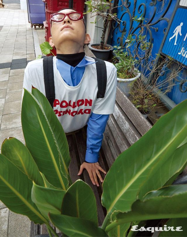 아폴론 디오니소스 티셔츠, 셔츠, 터틀넥 니트 톱, 팬츠 모두 가격 미정 발렌티노. 백팩 가격 미정 비비안 웨스트우드. 안경 가격 미정 구찌 by 케어링 아이웨어. 