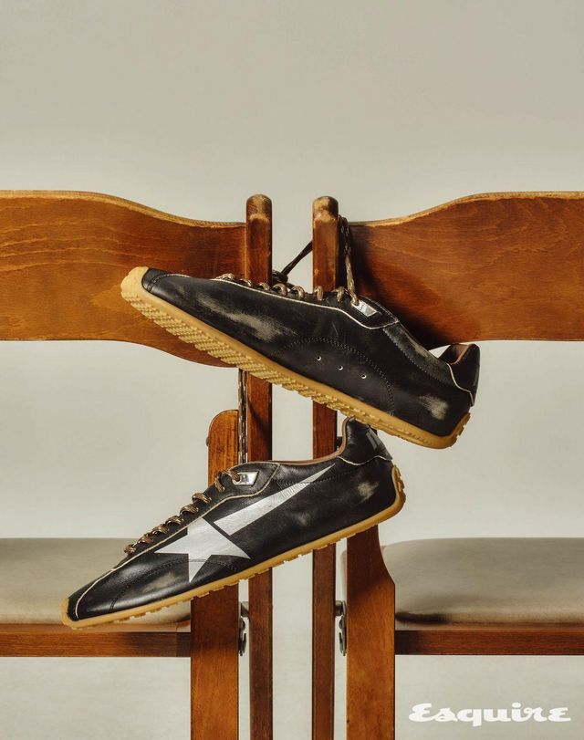 1970년대 마라톤화의 레트로한 디자인이 특징. 빈티지 효과로 무드를 극대화한 마라톤 스니커즈 93만8000원 골든구스.