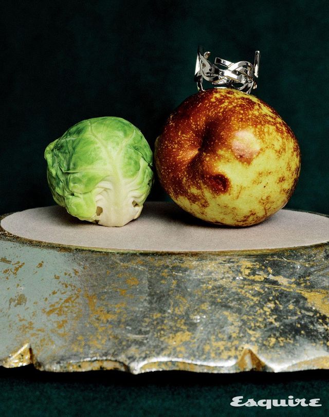 메탈 로고 링 가격 미정 생 로랑 by 안토니 바카렐로. 