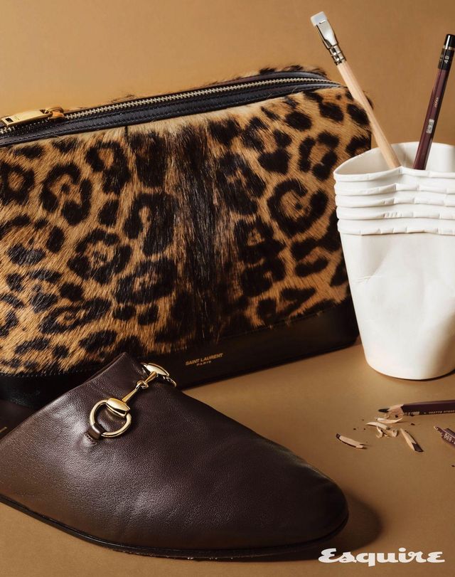 조랑말의 털을 연상케 하는 포니헤어 레더에 레오퍼드를 프린트한 스몰 파우치 가격 미정 생 로랑 by 안토니 바카렐로. 다크 브라운의 고풍스러운 색감과 슬라이드 형태의 편안한 디자인이 조화로운 홀스빗 뮬 가격 미정 구찌.