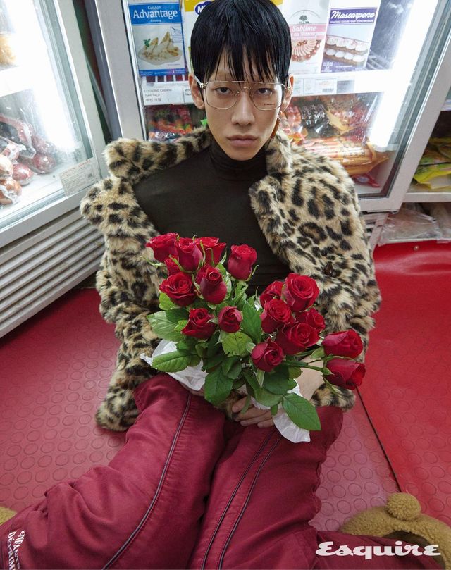 호피 퍼 코트, 스크루 드라이버 싱글 이어링 버니 슬립온 모두 가격 미정 코치. 트랙슈트 팬츠 가격 미정 앙팡 리쉬 데프리메. 투 브리지 보잉 안경 가격 미정 버버리 by 에실로 룩소티카. 터틀넥 톱 에디터 소장품. 