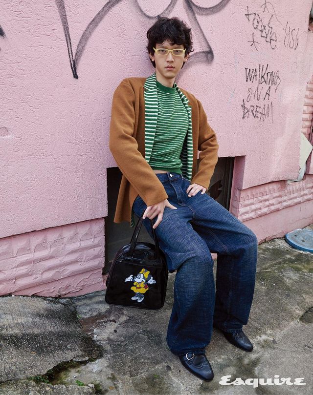 스트라이프 스웨터 재킷, 스트라이프 스웨터 모두 가격 미정 로에베. 와이드 데님 팬츠 가격 미정 루이 비통. 존 몽크 슈즈 가격 미정 셀린느. 백, 안경 모두 에디터 소장품.