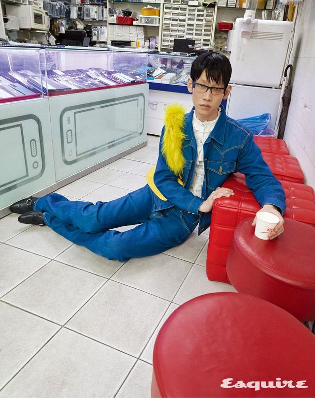 이삭 트러커 재킷, 마일로 데님 팬츠, 존 몽크 슈즈 모두 가격 미정 셀린느. 옐로 퍼 백 가격 미정 디젤. 브데뜨 안경 가격 미정 미우미우. 블라우스 에디터 소장품. 