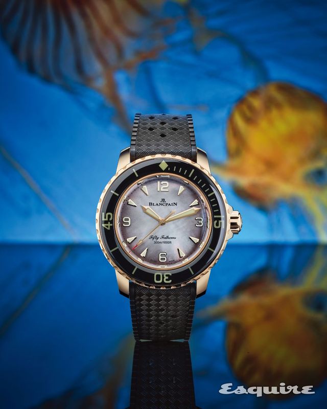 콤팩트한 38mm 레드 골드 케이스와 스모키 블랙 그러데이션 머더오브펄 다이얼이 어우러져 우아한 분위기를 완성한다. 300m 방수 기능을 보장하며, 칼리버 1153을 탑재해 100시간 파워 리저브를 지원한다. 피프티 패덤즈 오토매틱 MOP 블랙 4739만원 블랑팡.