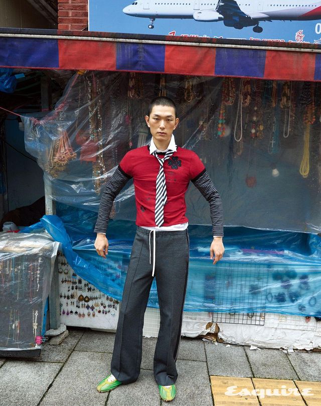 패브릭 스티치 니트 팬츠 가격 미정 미우미우. 스프린터 스니커즈 가격 미정 메종 마르지엘라. 롱 슬리브 티셔츠, 셔츠, 타이 모두 에디터 소장품. 