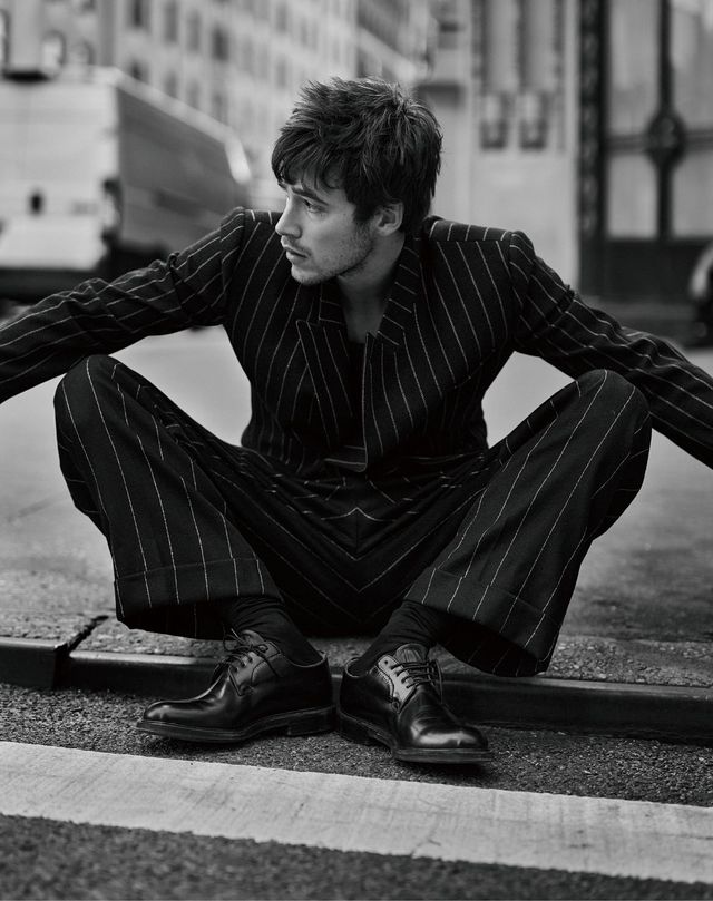 재킷, 팬츠 모두 돌체앤가바나. 삭스 브레치아니. 슈즈 처치스.