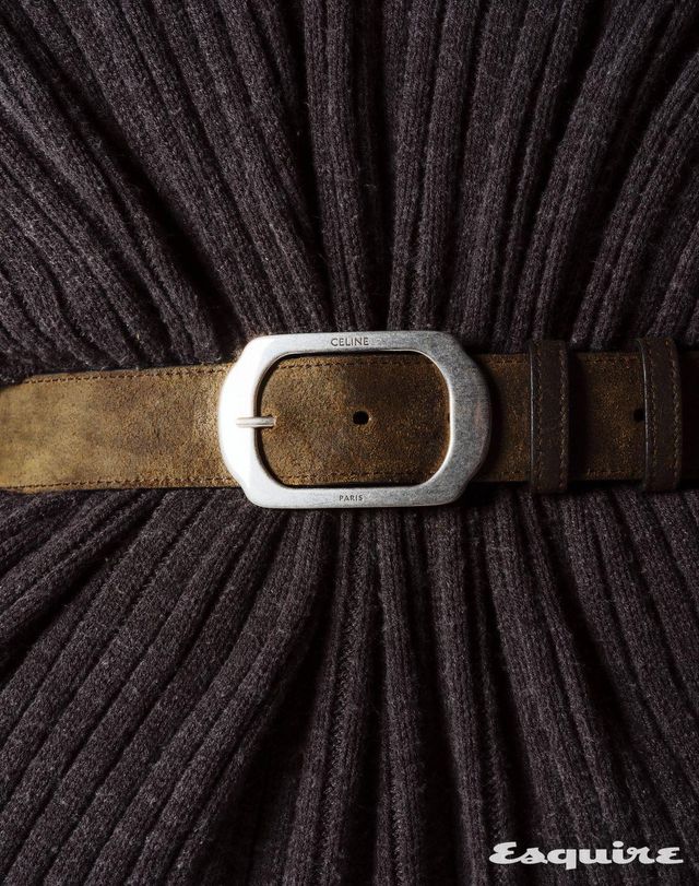 표면에 왁스를 발라 시간의 흐름에 따라 오묘하게 다른 색감을 내는 왁스드 이펙트 스웨이드 벨트 가격 미정 셀린느.